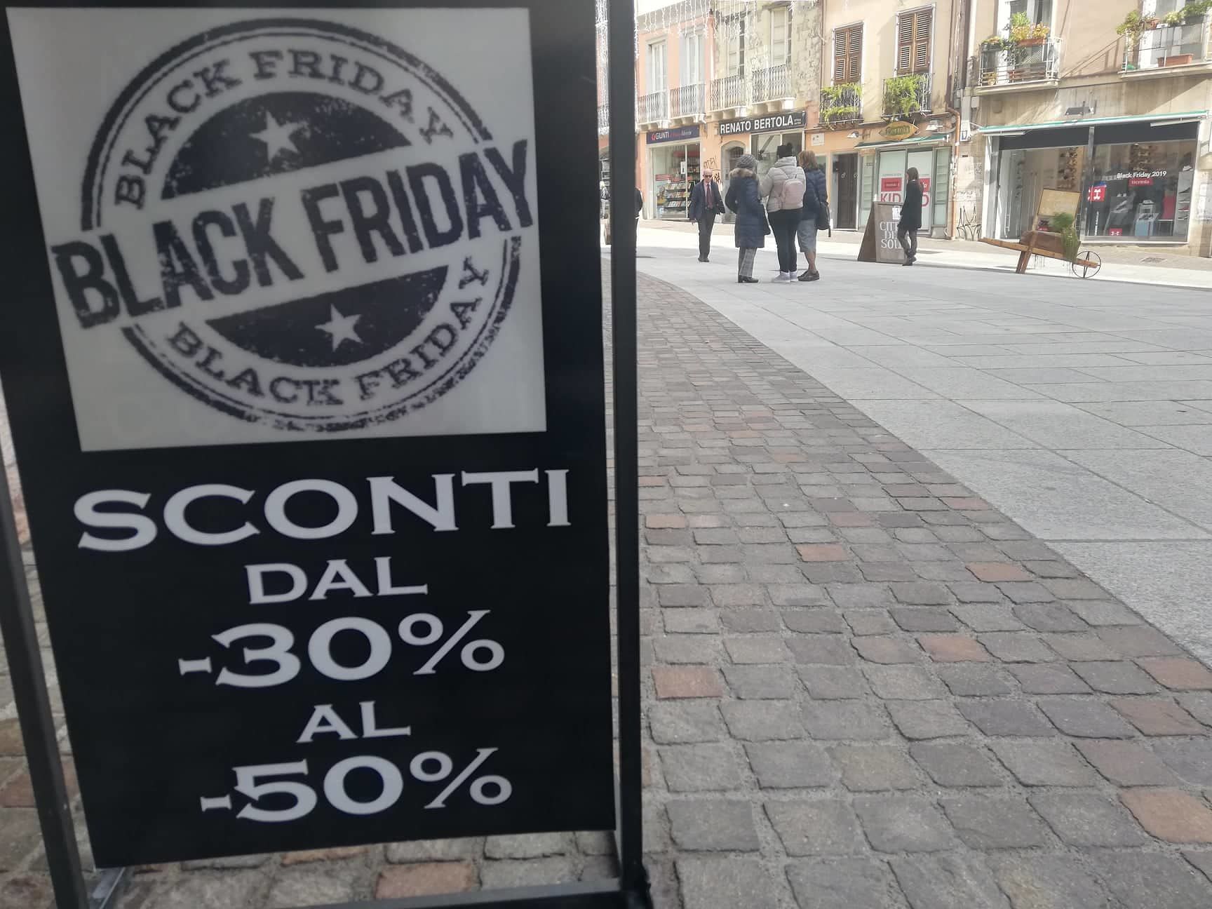 A Cagliari il Black Friday dura una settimana: “Sconti ovunque, a dicembre i negozi saranno deserti”