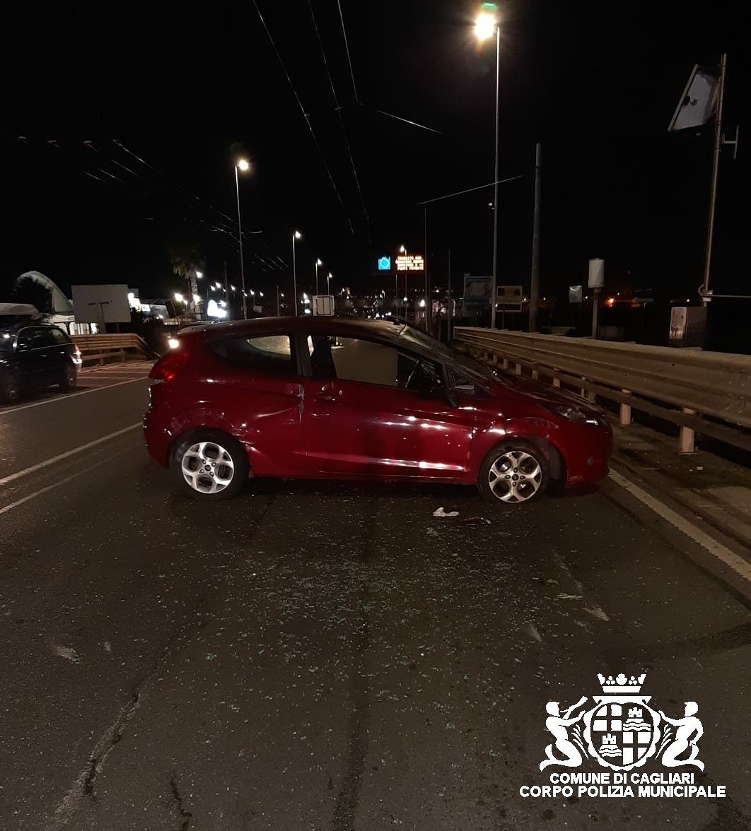 Cagliari, l’auto si ribalta in viale Marconi: due donne di Capoterra finiscono all’ospedale