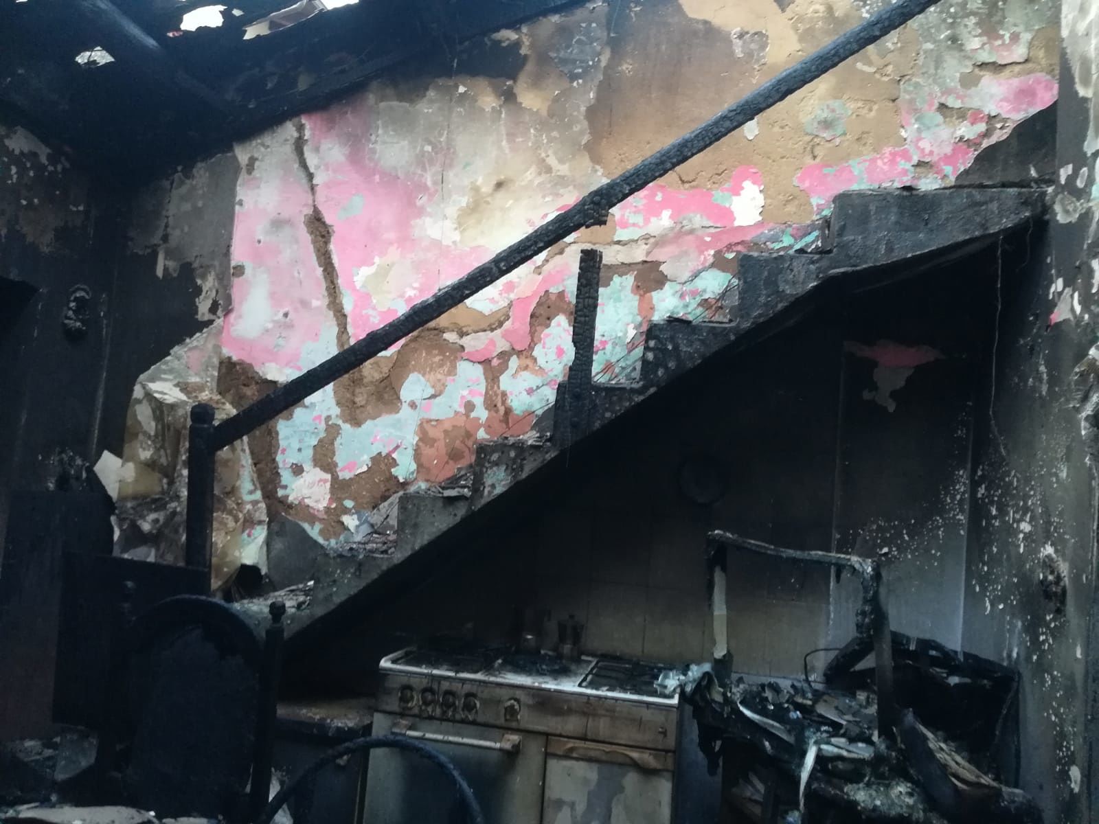 Serramanna, famiglia perde tutto nella casa che va a fuoco: “Aiutateci siamo disperati, dateci un lavoro”