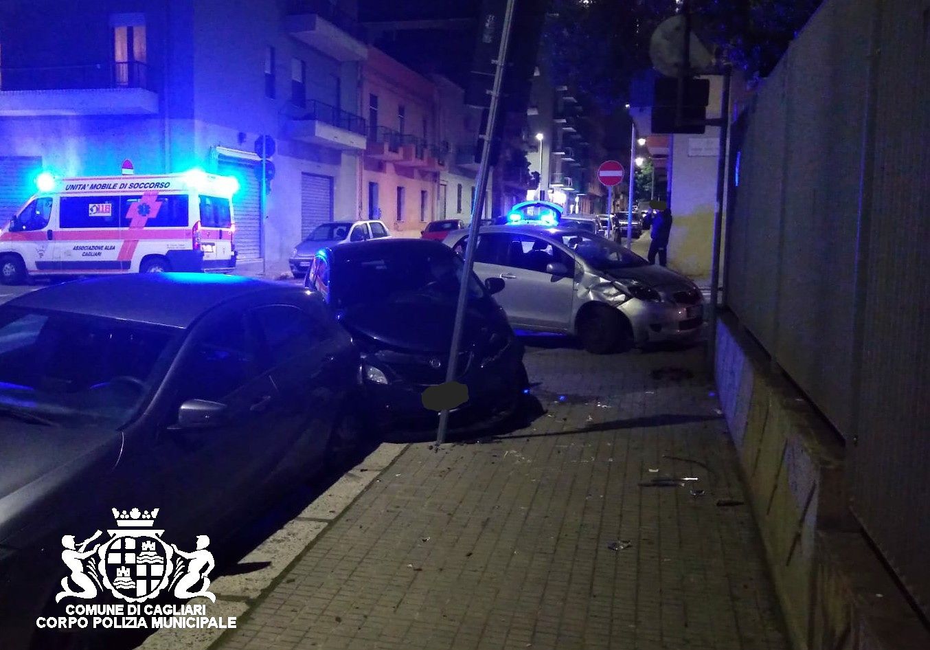Cagliari, scontro tra due auto a Is Mirrionis: 54enne finisce all’ospedale