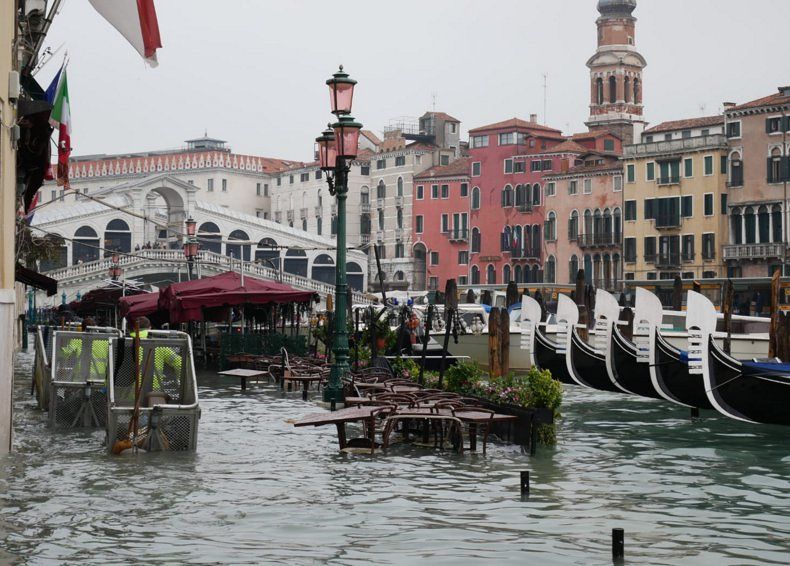 Venezia, l’acqua alta sommerge San Marco e porta distruzione e morte: “Un’apocalisse”