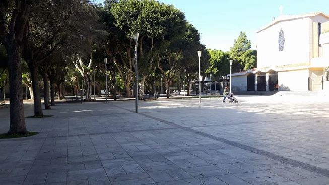 Cagliari, paura in piazza Giovanni: 23enne scippata da un uomo in scooter