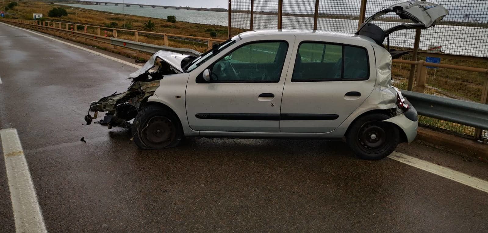 La Clio “impazzita” sul ponte sopra l’Auchan di Santa Gilla, i testimoni: “Dieci metri di detriti”