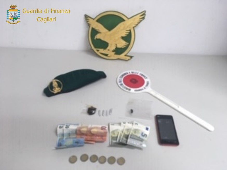 Cagliari, un senegalese vendeva droga a un minorenne: arrestato dai Baschi Verdi in via Roma