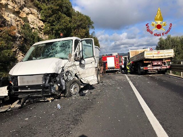 Crash pauroso tra due furgoni sulla statale 128: ecco i vigili del fuoco di Mandas, un conducente estratto dalle lamiere