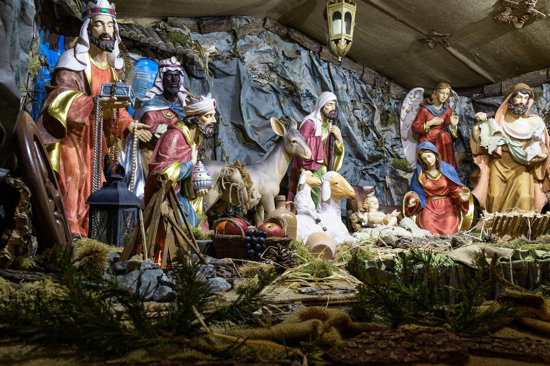 Cagliari, sorpresa di Natale alla Marina: mega presepe e albero alto 5 metri