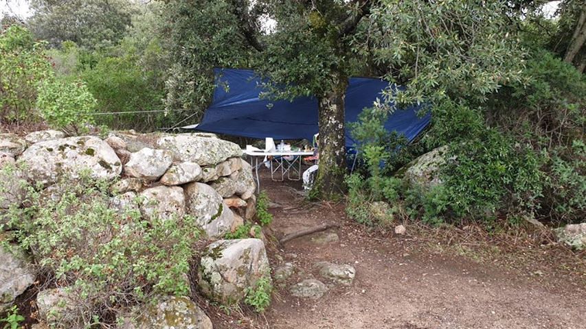 “Quartucciu, la tenda e il banchetto di un emiliano alla tomba dei giganti di Is Concias: il turismo che non vogliamo!”