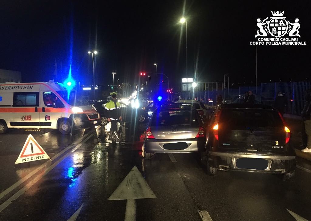 Viale Monastir, il bilancio finale dell’autoscontro: 4 feriti, 6 auto colpite, la Bmw guidata da un giovane di Tratalias ha innescato il caos