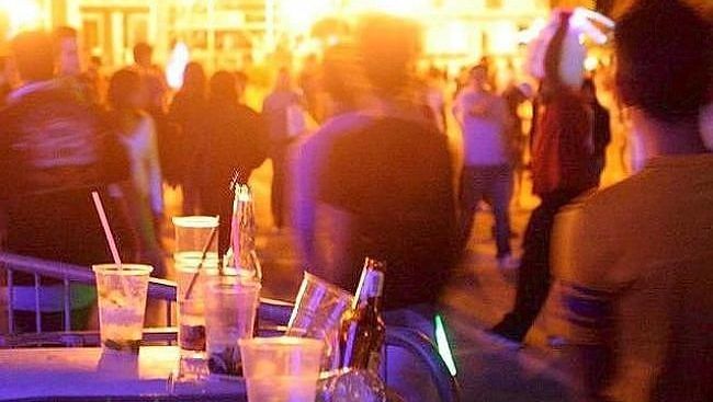 Schiamazzi notturni, il Comune di Cagliari ai residenti infuriati: “Chiudete le finestre”