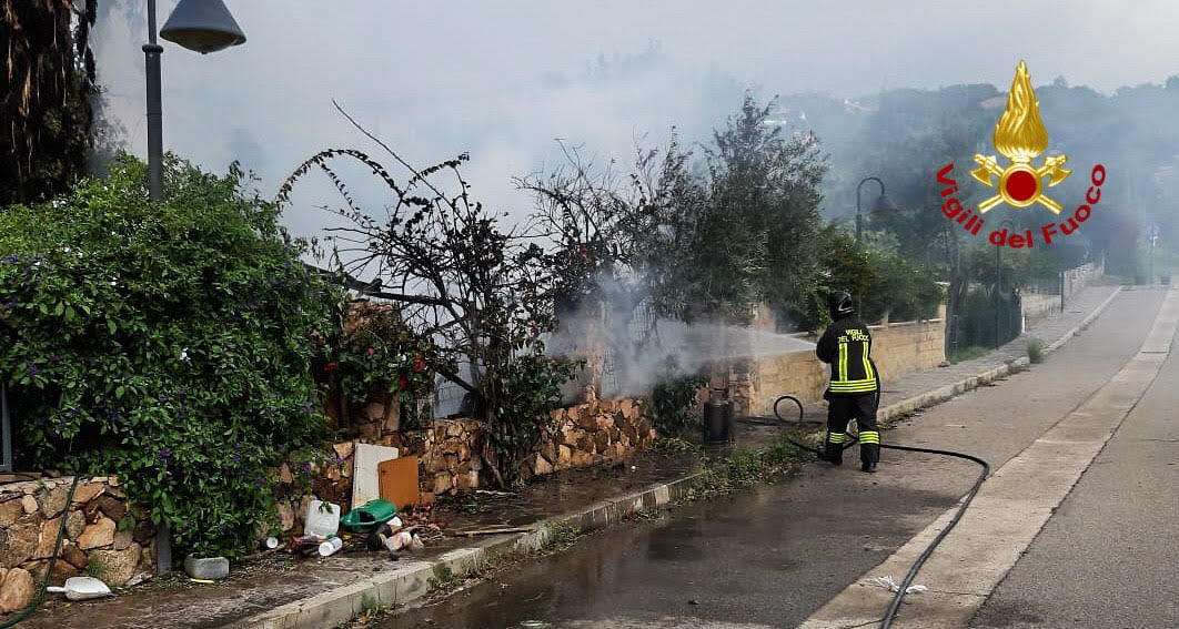 Divampa un incendio in una villetta a Chia: paura per alcune bombole di gas