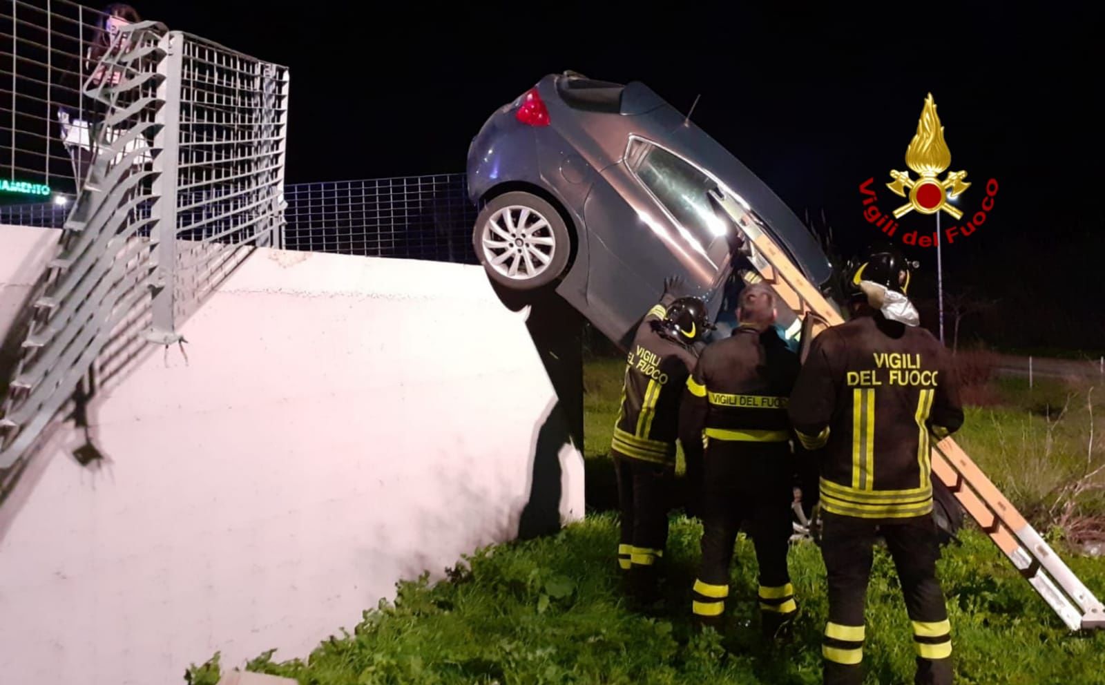 Sfondano una recinzione e cadono per due metri con l’auto: illesi due ragazzi ad Assemini