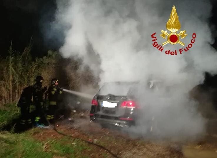 Cagliari, auto in fiamme nella notte in viale Elmas
