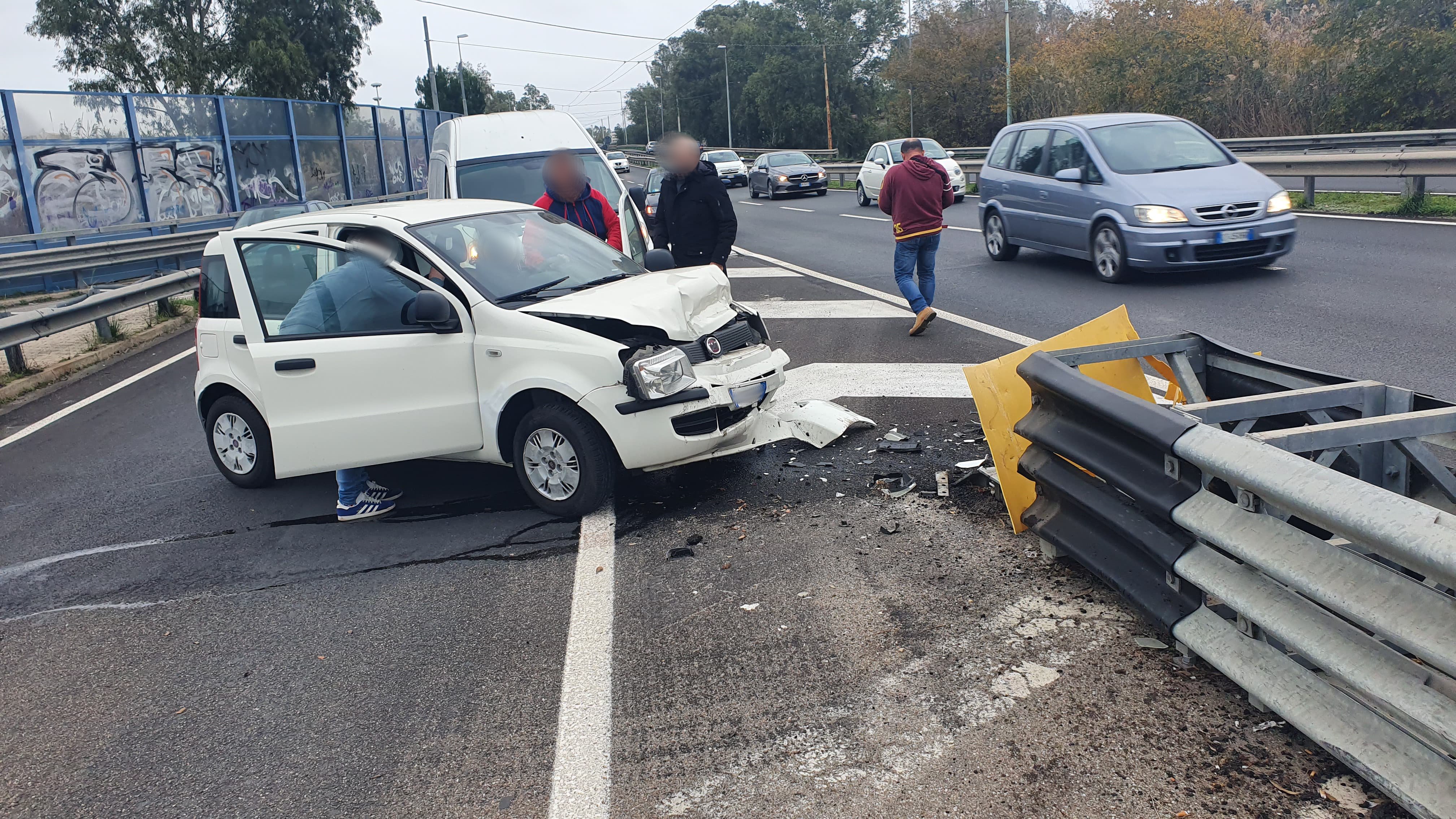 Cagliari, incidente in viale Marconi: donna sbatte con l’auto contro il guard rail