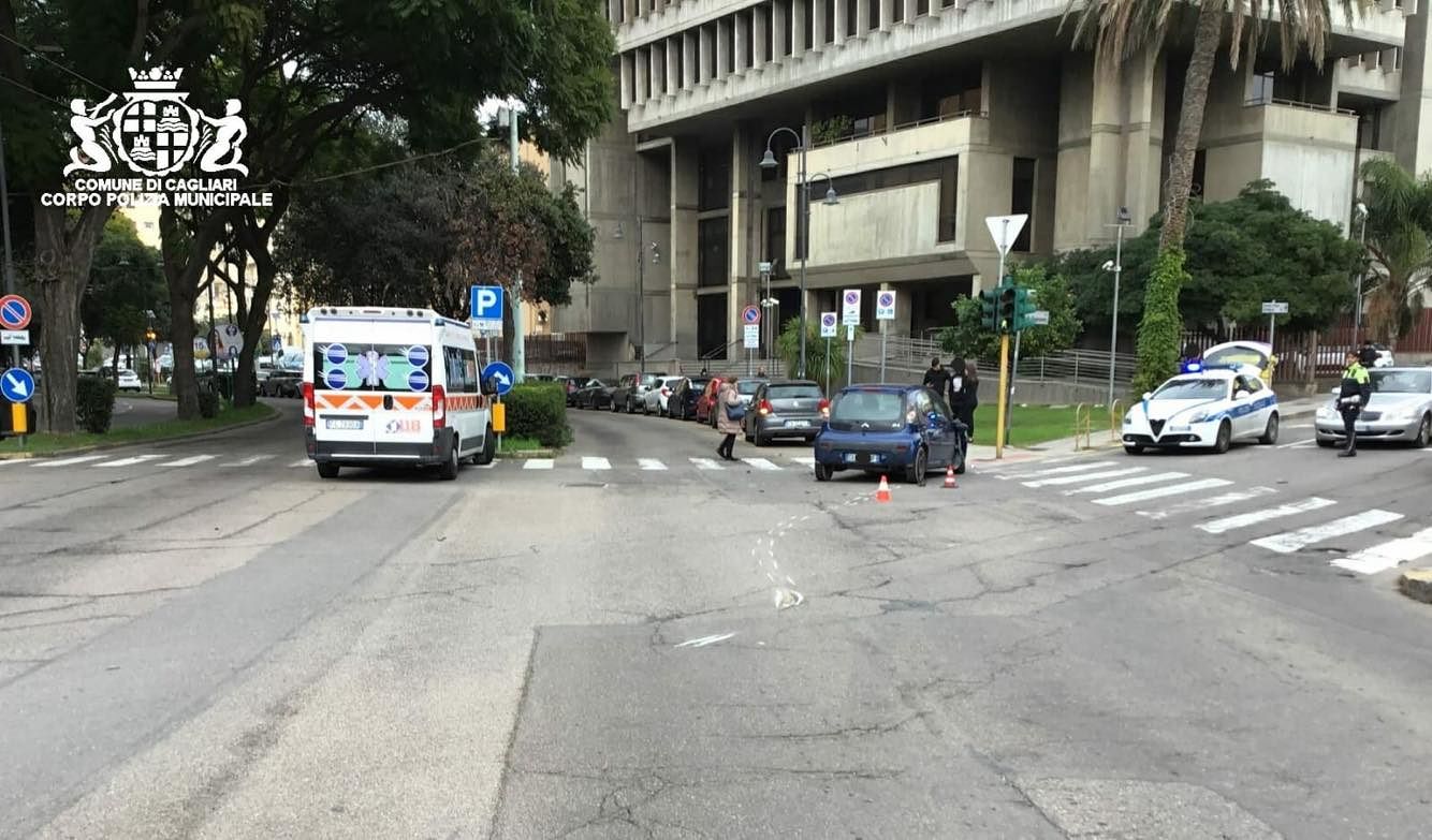 Cagliari, scontro tra auto in viale Cimitero: due feriti al Brotzu