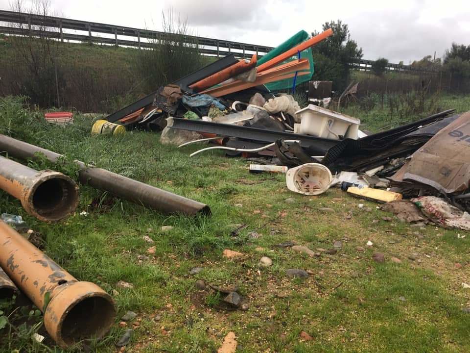 Quartucciu, l’orrore delle discariche nelle campagne: “Tubi in eternit e tanta plastica, uno scempio”