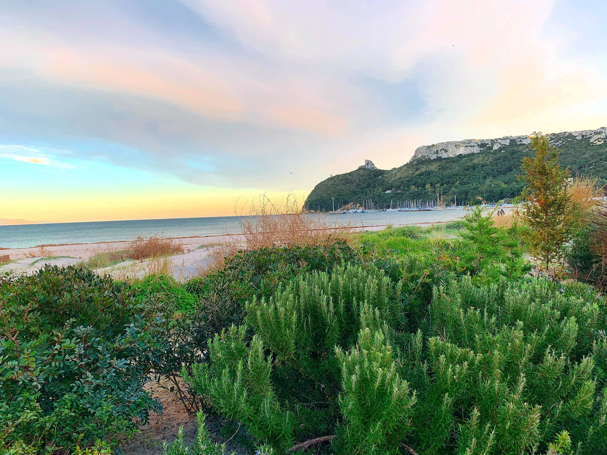 Natale straordinario nel cielo di Cagliari: quante città al mondo possono regalarsi tanta bellezza?