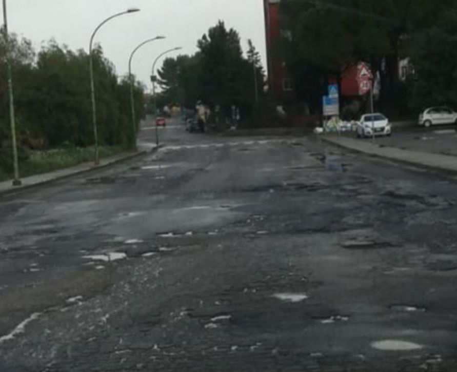 Mal di pancia dell’opposizione a Serramanna: “Strade poco sicure, slalom tra buche e rifiuti”