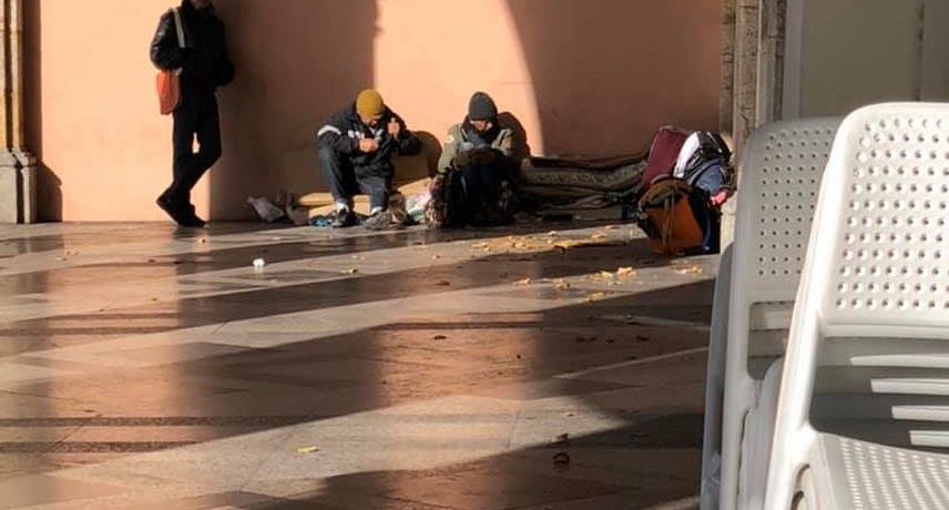 Bivacco di sbandati in via Roma, l’imprenditore chiede aiuto: “Alcol, escrementi e molestie ai passanti”