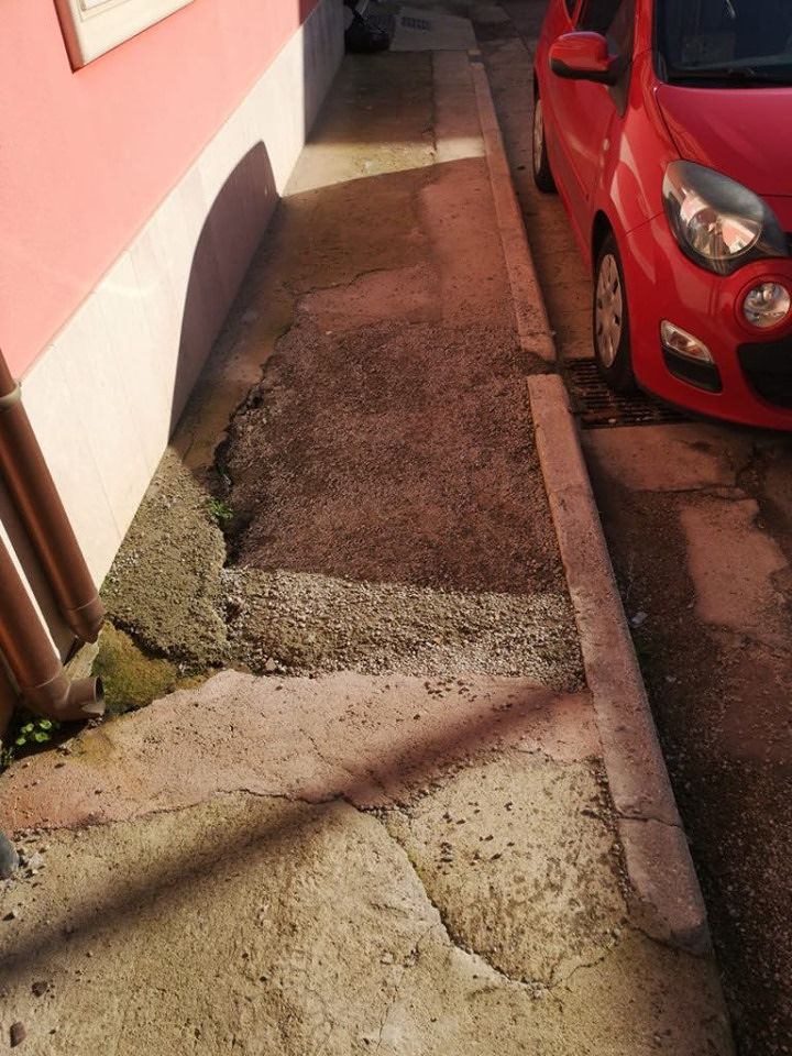 Quartu, la super buca dove abitano due disabili: “Diteci come è possibile vivere così in via Liguria”