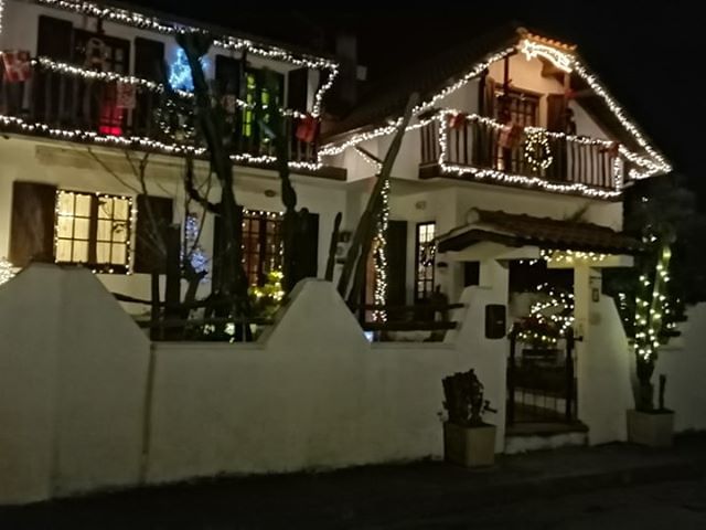 La casa delle luci illumina Rio San Girolamo: è corsa alle migliori luminarie natalizie
