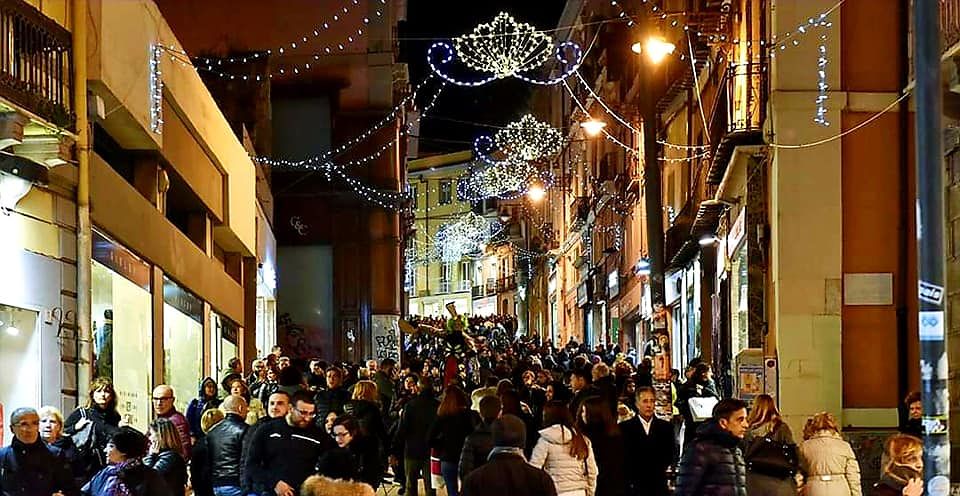 Via Garibaldi, via Manno e il Corso: ritornano le auto nel cuore dello shopping ma esplode la polemica politica