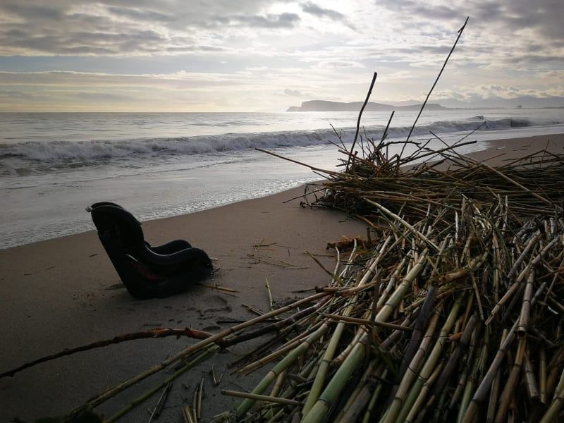 Canne, bidoni e addirittura sedie al Poetto: dopo la bomba d’acqua tappeto di detriti sulla spiaggia