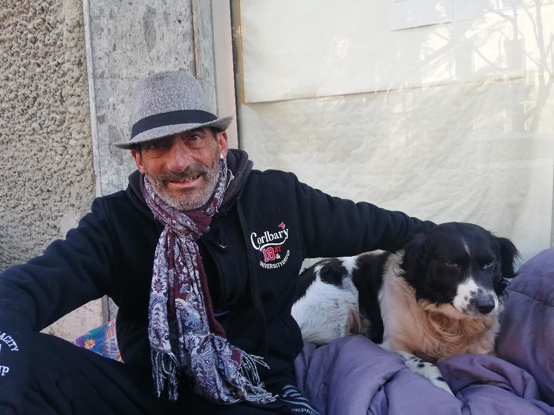 Cagliari, la nuova vita di Roberto, clochard di via Dante: “Dopo 18 anni vivrò in una stanza tutta mia”