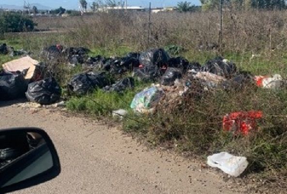 I “caddozzi” invadono l’area vasta: spazzatura e carcasse d’auto a Selargius sulla 554