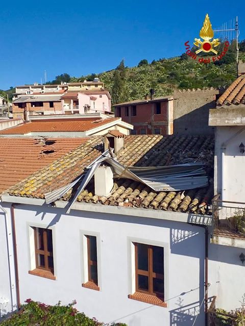Paura a Villaputzu: un tetto scoperchiato e sbalzato dal vento a 50 metri di distanza