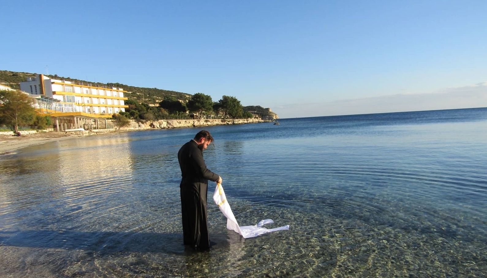 Cagliari, la comunità ortodossa celebra la suggestiva cerimonia del battesimo delle acque