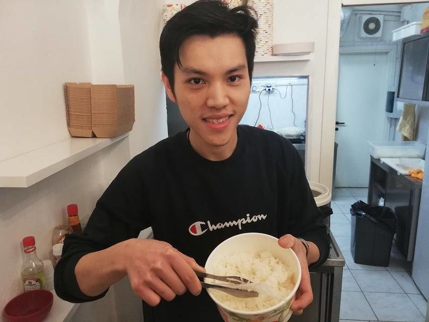 Claudio, giovane re cinese del sushi a Cagliari: “Coronavirus? Difficile che arrivi sin qui”