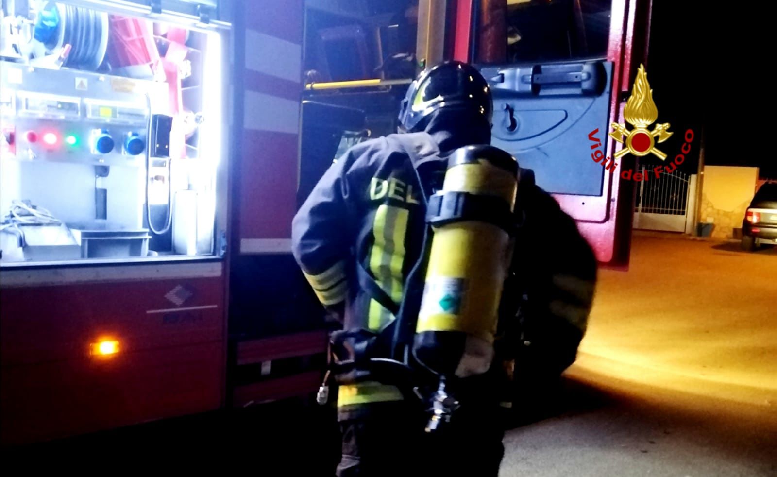 Roghi di auto, incendi di canne fumarie e rifiuti dati alle fiamme: la lunga notte dei vigili del fuoco a Cagliari