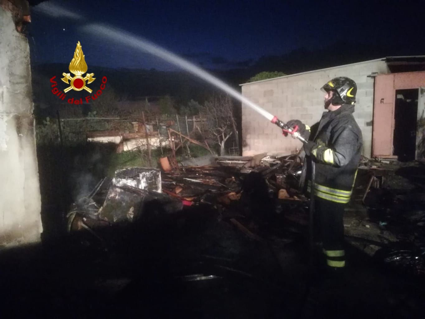 Selargius, fiamme e paura in un casolare: i vigili del fuoco salvano cinque cani