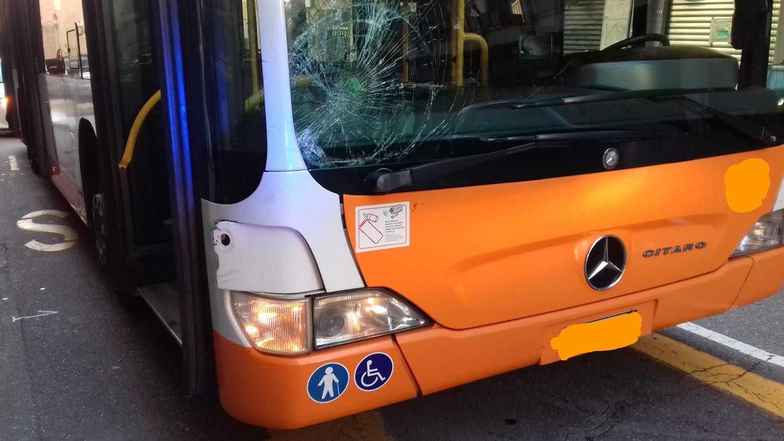 Cagliari, urtato dall’autobus mentre attraversa la strada in via Bacaredda: anziano all’ospedale