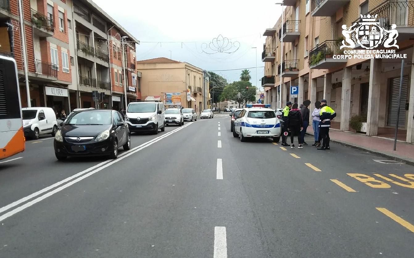 Pirri, travolto da un’auto mentre attraversa la strada: 16enne all’ospedale