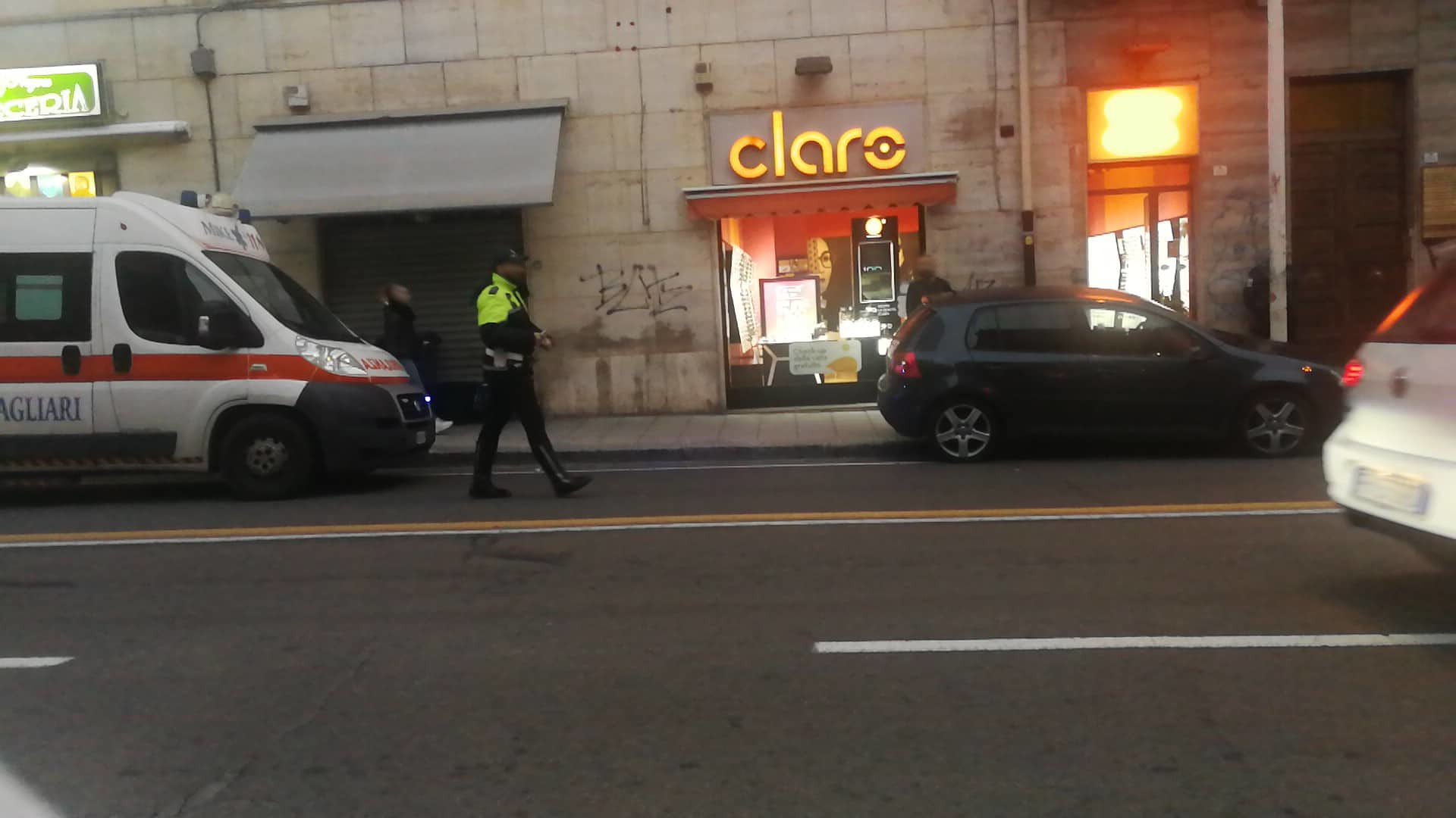 Cagliari, auto perde il controllo in via Sonnino: tre feriti