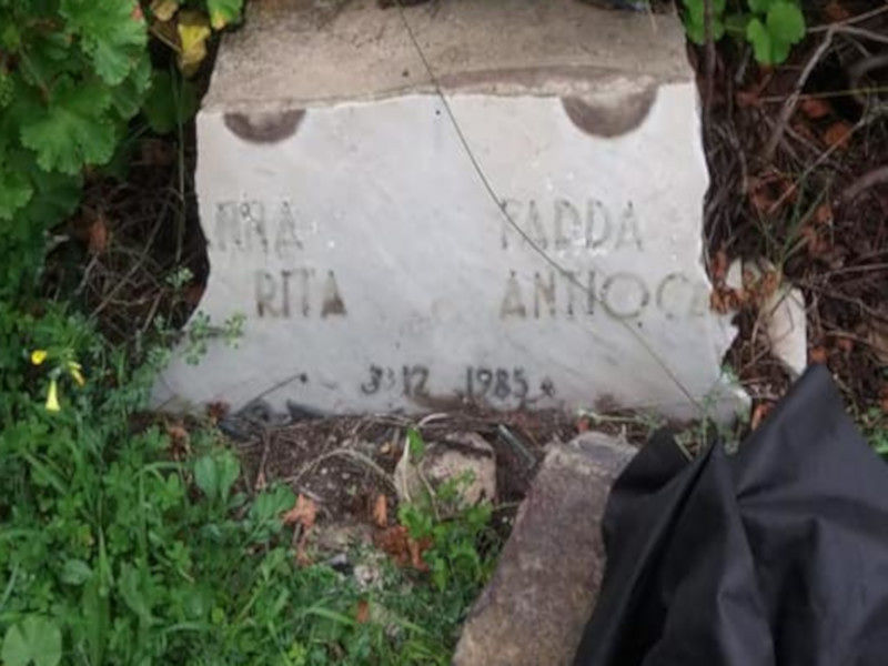 Sant’Antioco, “hanno spaccato la lapide in ricordo di mia madre e mia sorella”