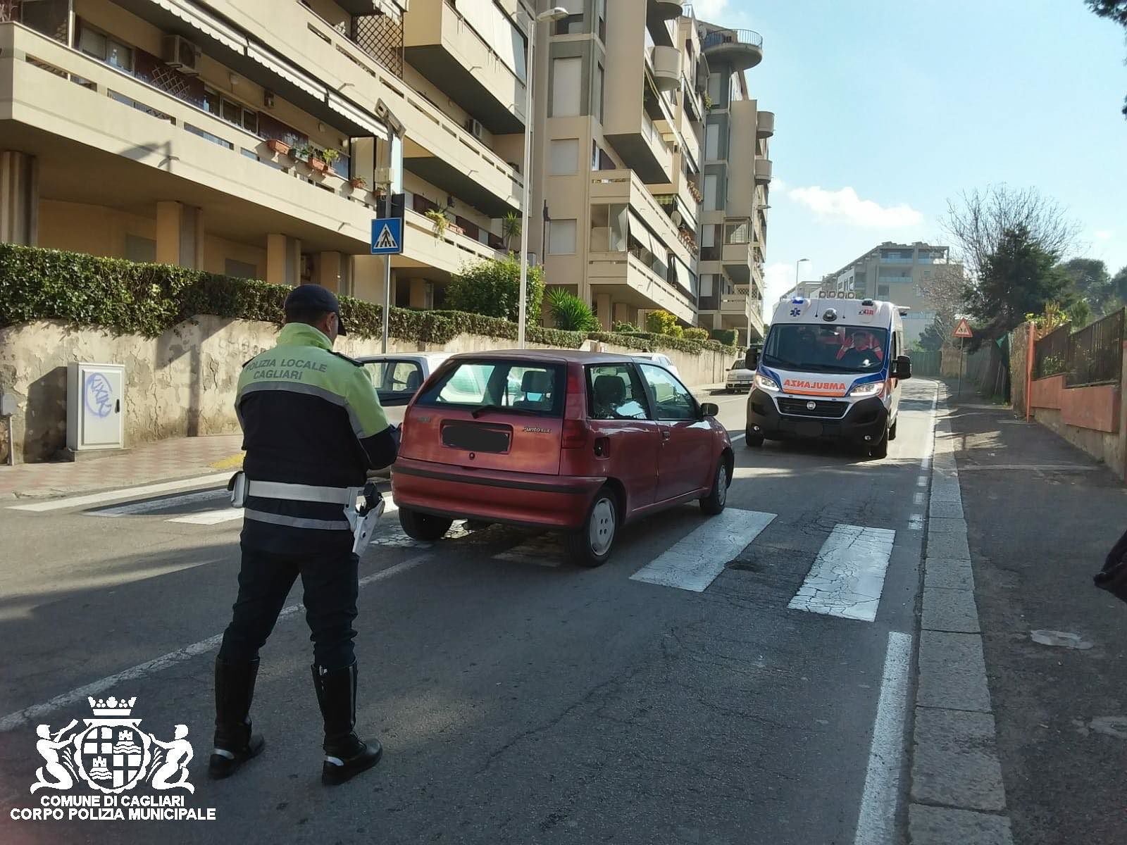 Cagliari, auto travolge una donna sulle strisce: anziana finisce all’ospedale