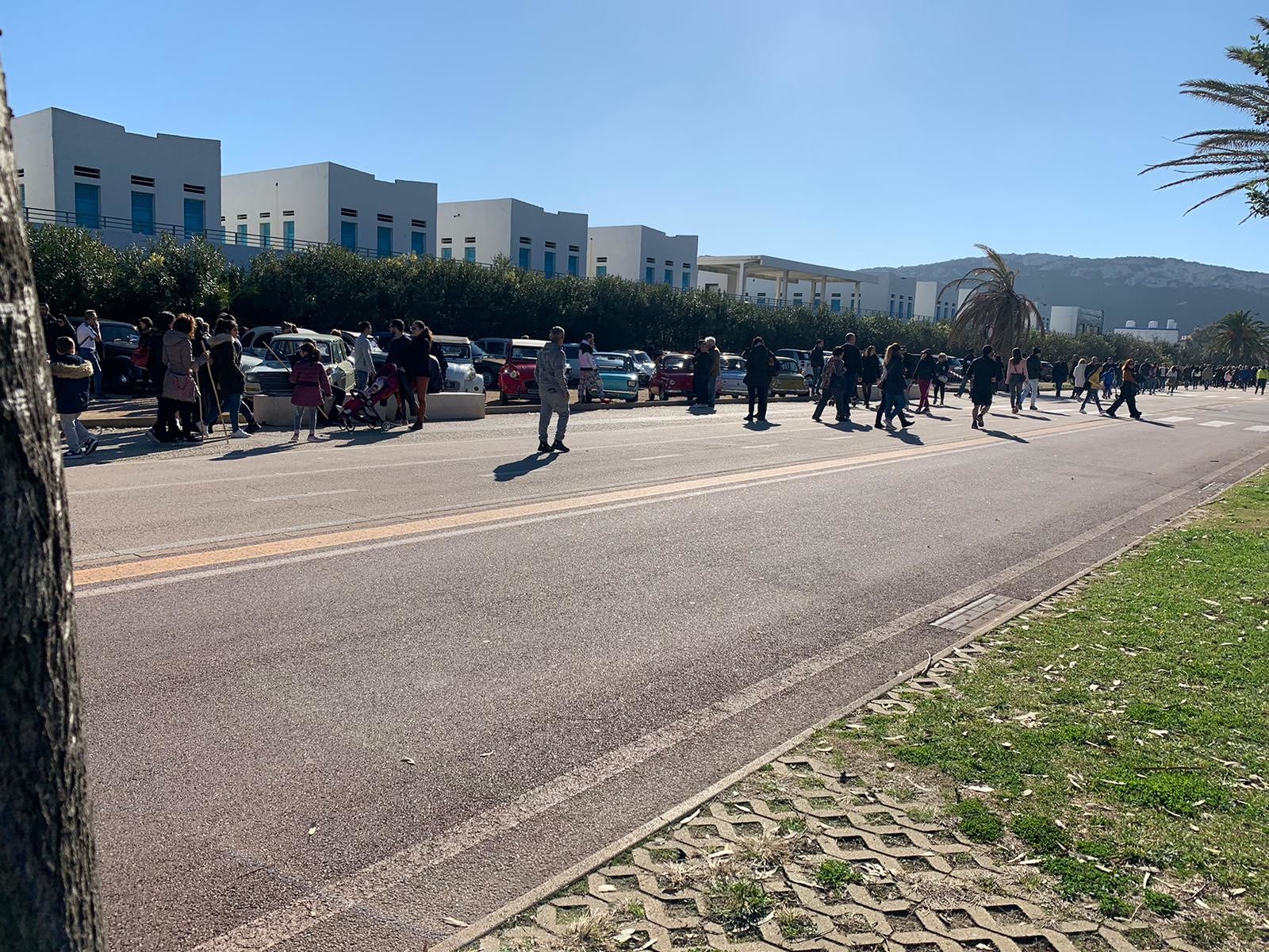 Epifania a Cagliari con un sole spettacolare, in centinaia al Poetto