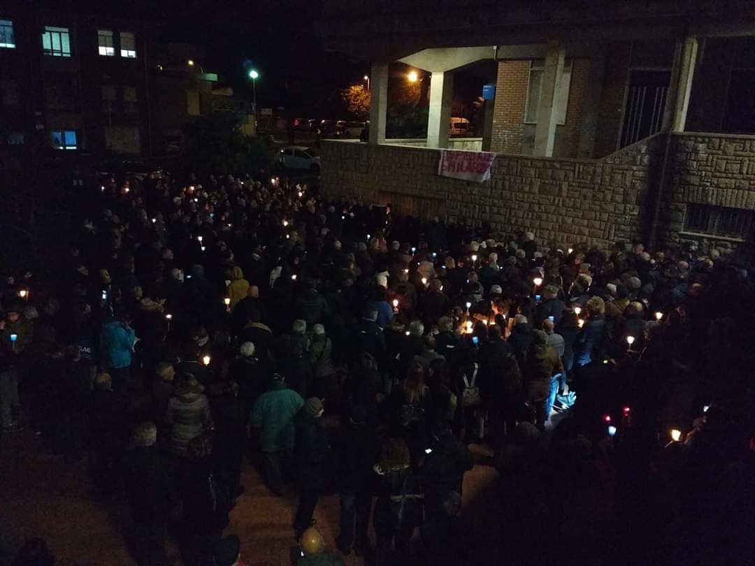 Ghilarza, folla alla fiaccolata per l’ospedale: “Riaprite subito il pronto soccorso”