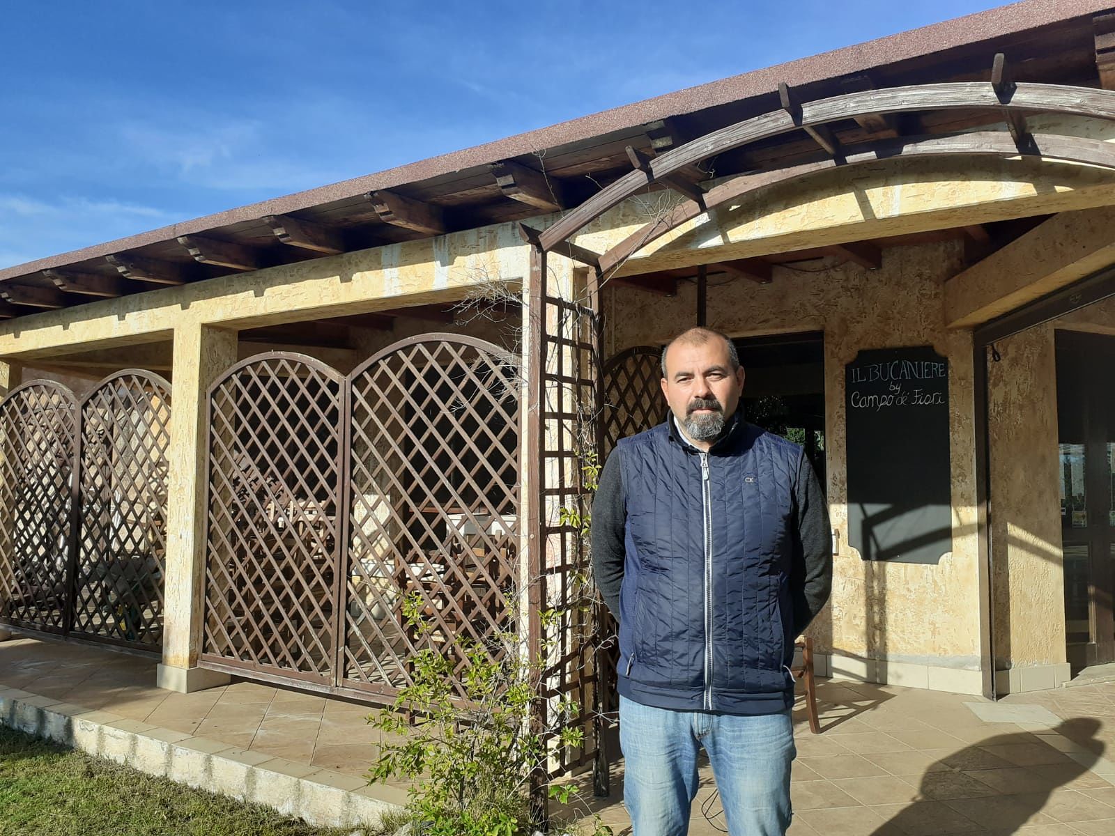 Villaputzu, Capodanno da incubo al ristorante: “Un gruppo di clienti ha spaccato piatti e rubato vini pregiati”