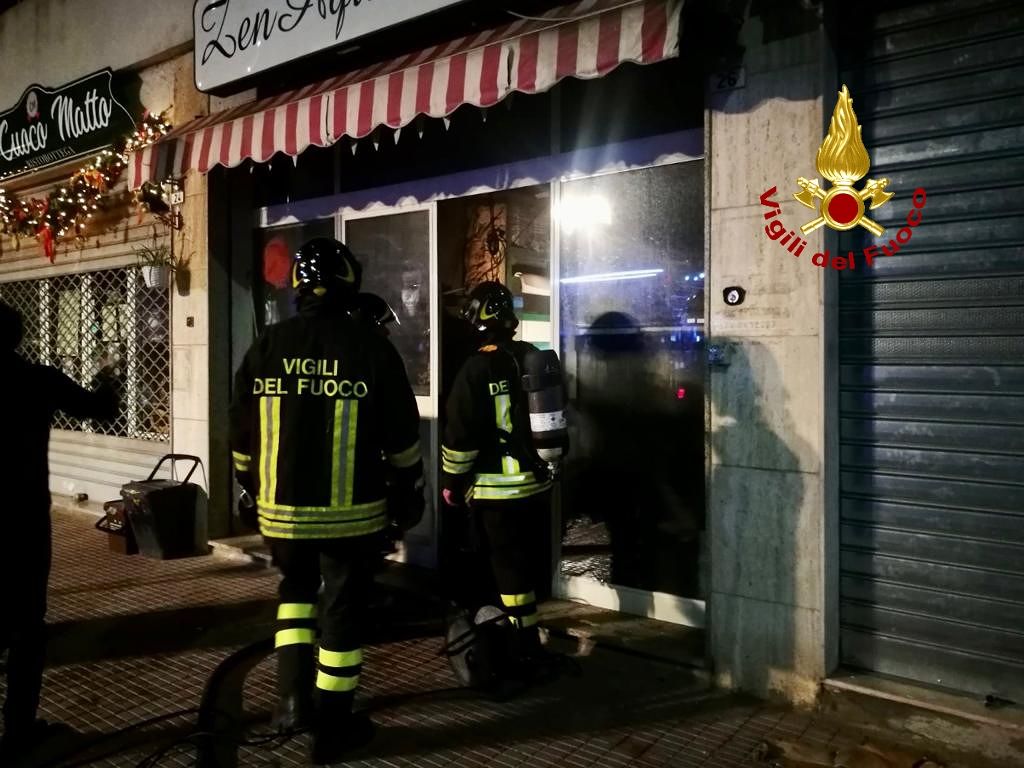 Paura a Cagliari, incendio colpisce lo Zen Aquarium di via Palomba