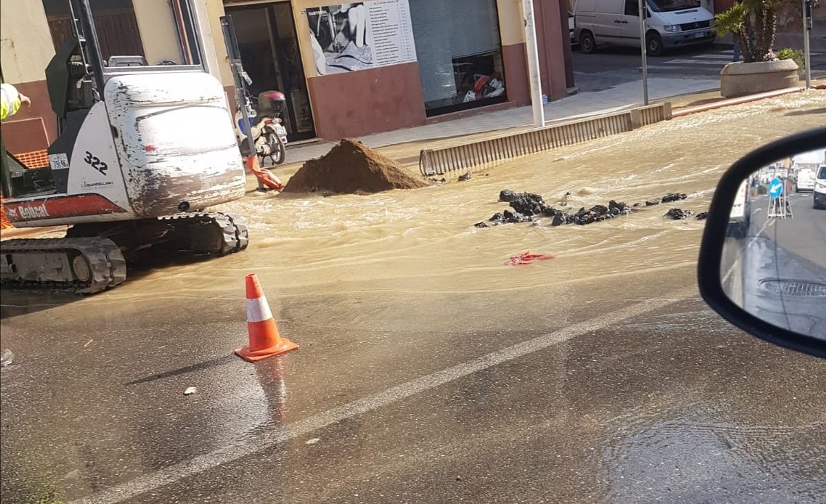 Cagliari, fiume d’acqua in viale Sant’Avendrace: “Spaccata una delle condotte principali della città”