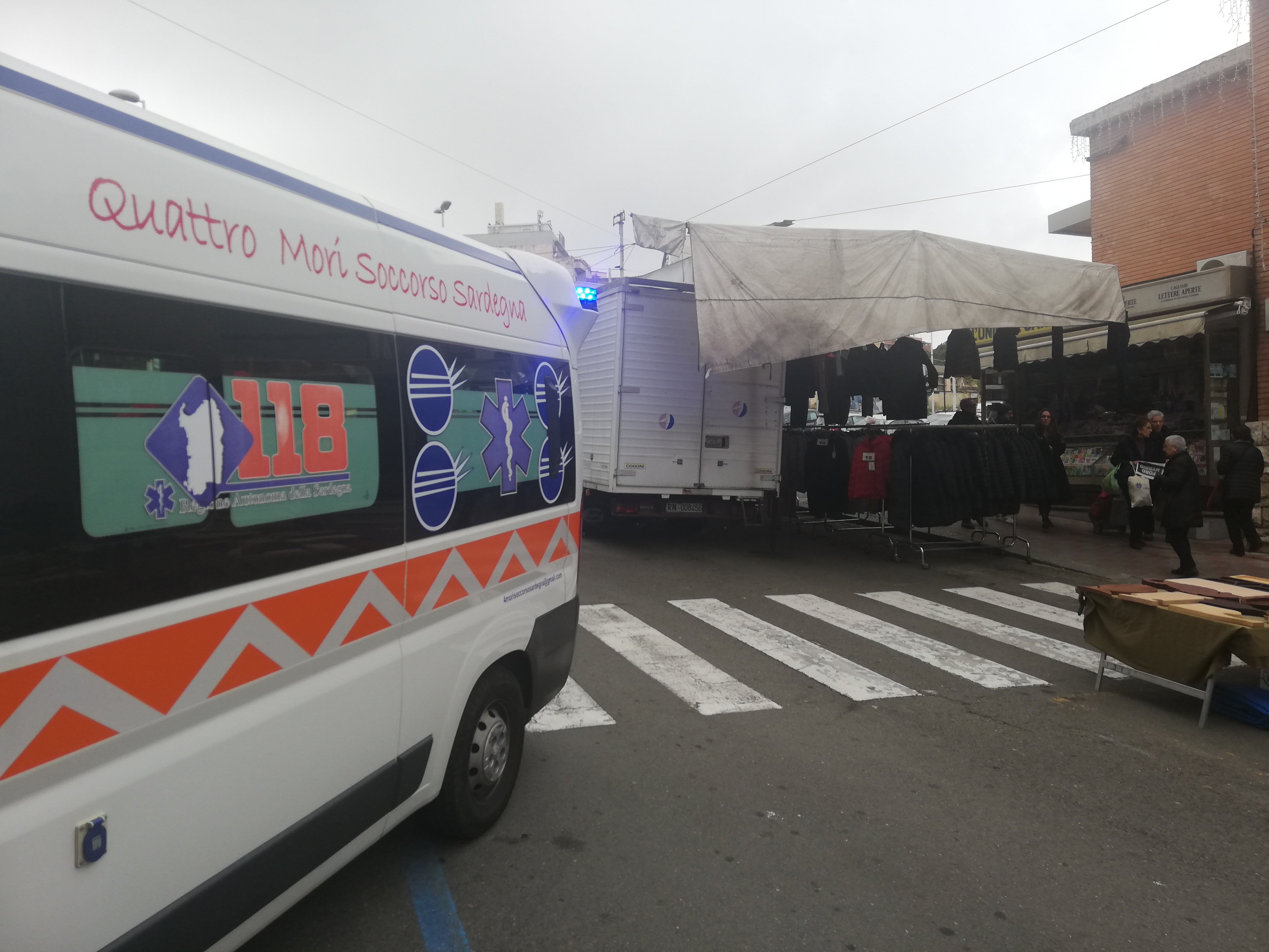 Cagliari, anziano cade dalle scale al mercato e finisce all’ospedale