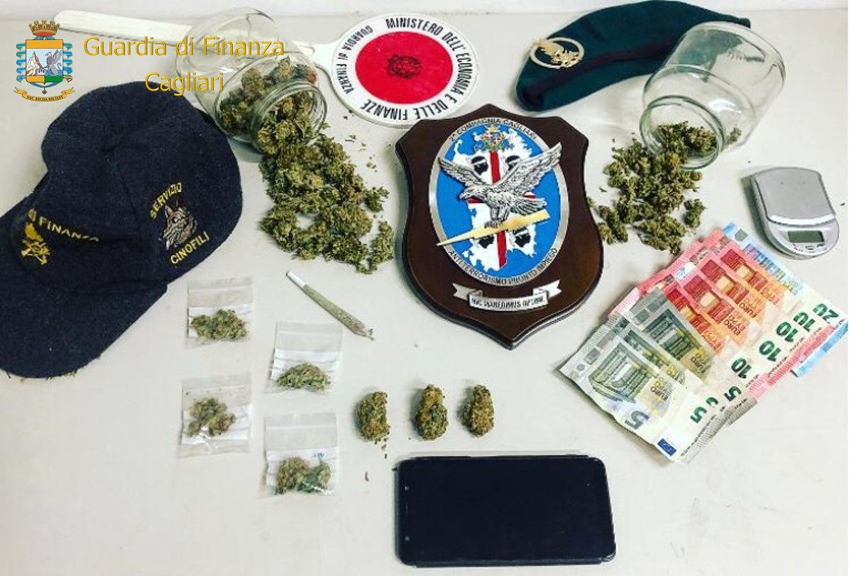 Vende droga a due minorenni di Cagliari, arrestato pusher a Monte Mixi