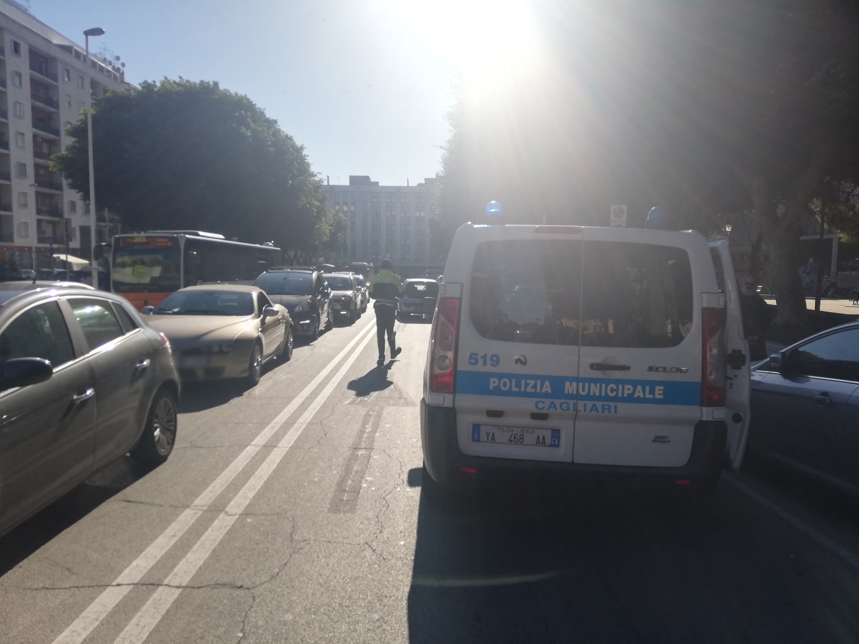 Cagliari, brutto incidente in piazza Giovanni: anziano sbatte contro un’auto e finisce all’ospedale