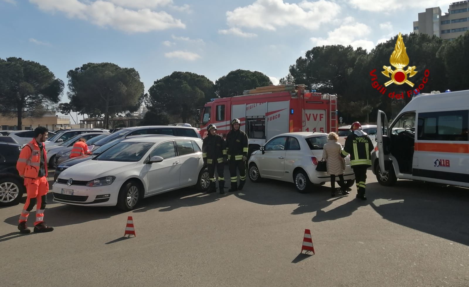 Cagliari, finisce sopra le auto parcheggiate fuori dal Brotzu: tanta paura ma nessun ferito