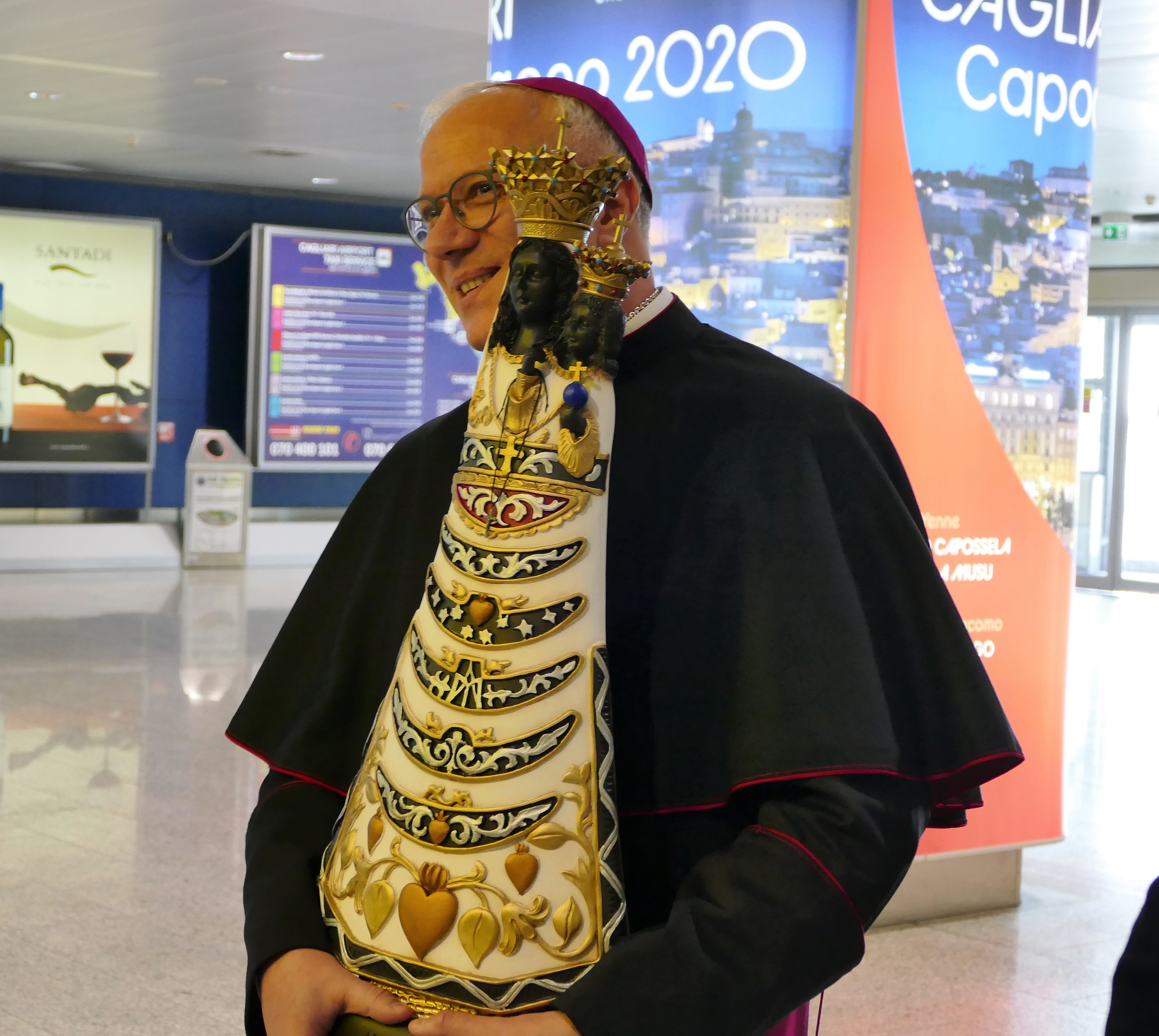 Aeroporto di Elmas, arrivata la statua della Madonna di Loreto: da cento anni protegge tutti gli aviatori