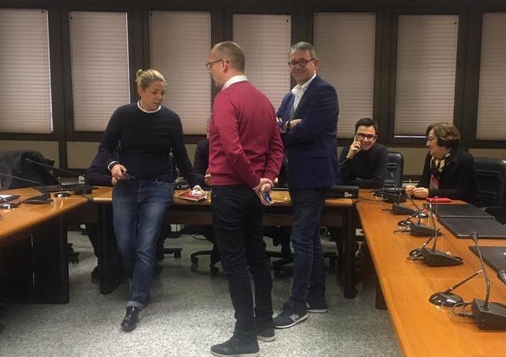 Caos continuità territoriale in Sardegna, guerra in consiglio regionale: centrosinistra blocca i lavori per protesta