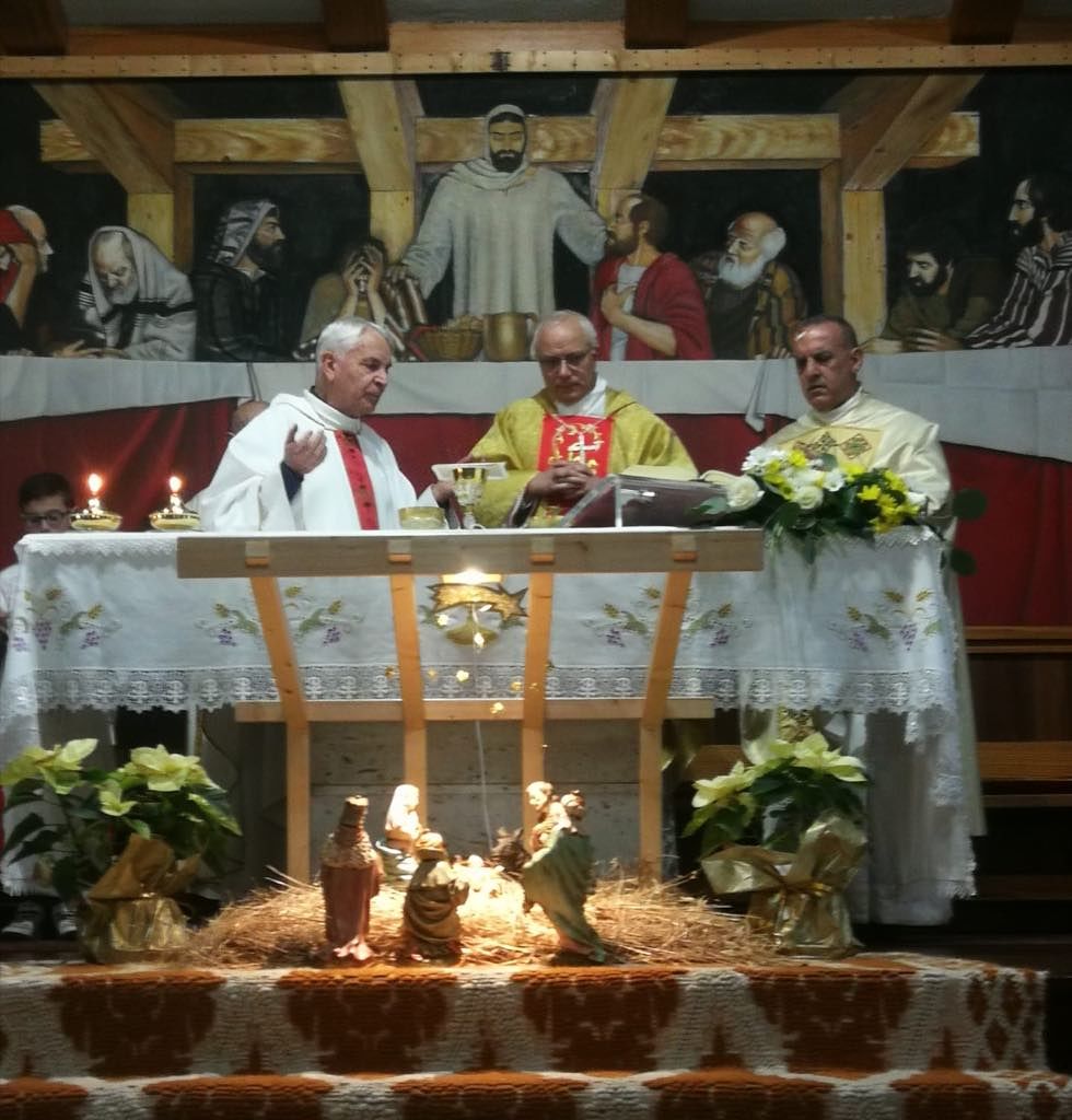 Monsignor Baturi, l’abbraccio con Don Eugenio dopo l’aggressione: Chiesa stracolma a Pirri, grande commozione